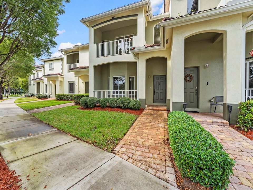 На продажу: $299,500 (2 спален, 2 ванн, 1431 Квадратных фут)