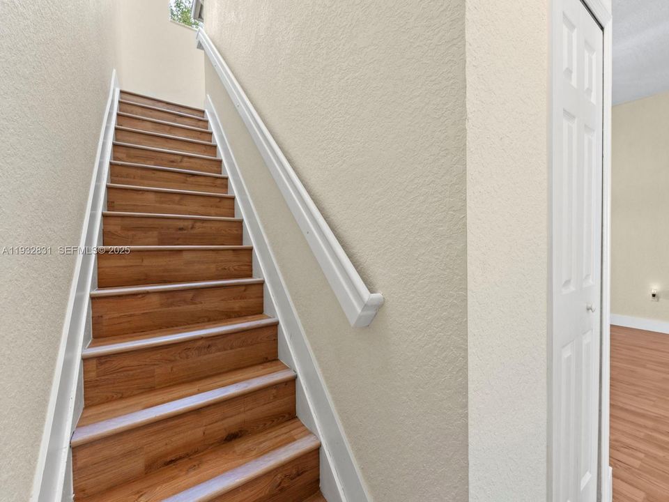 На продажу: $299,500 (2 спален, 2 ванн, 1431 Квадратных фут)