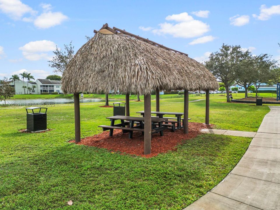 На продажу: $299,500 (2 спален, 2 ванн, 1431 Квадратных фут)