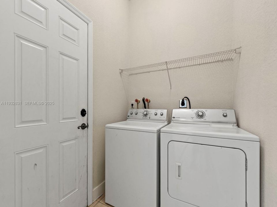 На продажу: $299,500 (2 спален, 2 ванн, 1431 Квадратных фут)