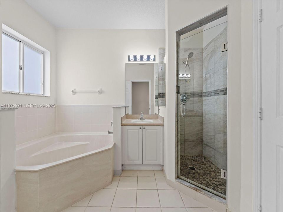 На продажу: $299,500 (2 спален, 2 ванн, 1431 Квадратных фут)