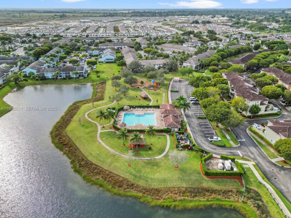 На продажу: $299,500 (2 спален, 2 ванн, 1431 Квадратных фут)