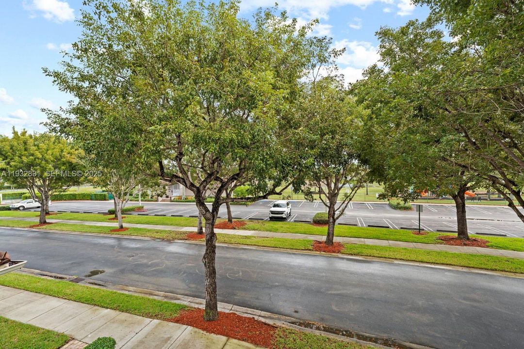 На продажу: $299,500 (2 спален, 2 ванн, 1431 Квадратных фут)