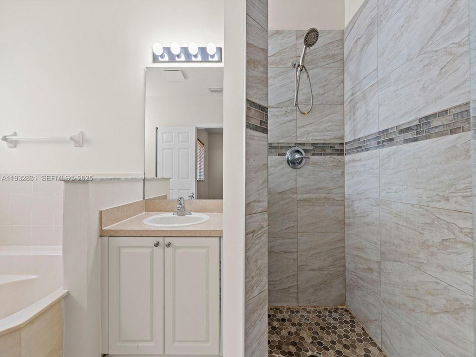 На продажу: $299,500 (2 спален, 2 ванн, 1431 Квадратных фут)