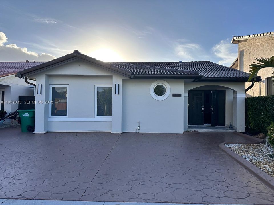 For Rent: $3,500 (4 beds, 2 baths, 1411 Square Feet)