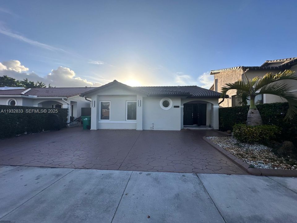 For Rent: $3,500 (4 beds, 2 baths, 1411 Square Feet)