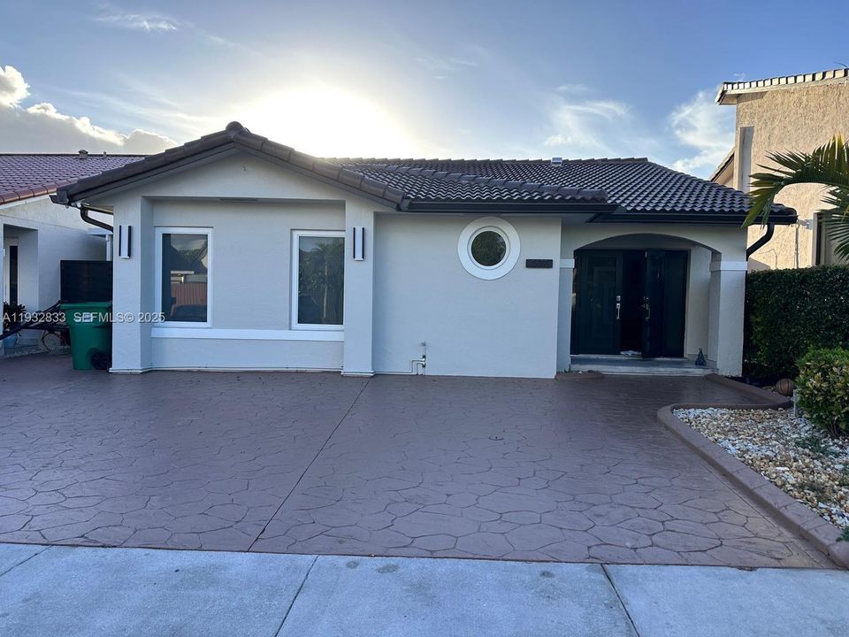 For Rent: $3,500 (4 beds, 2 baths, 1411 Square Feet)