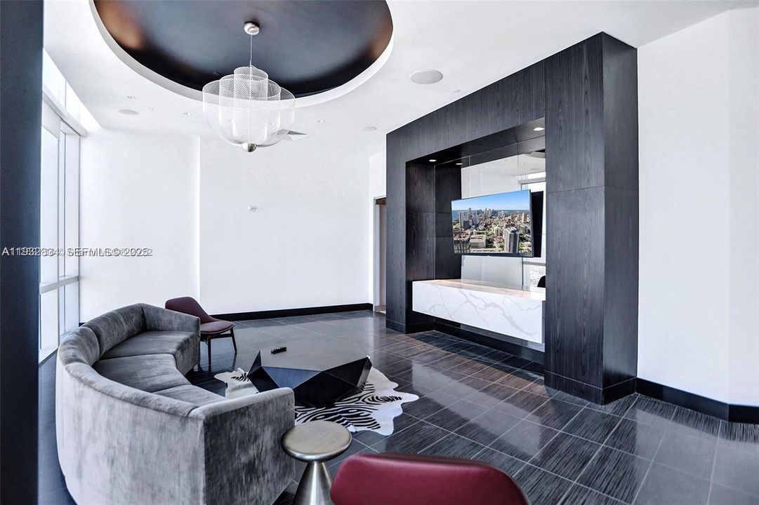 For Sale: $665,000 (2 beds, 2 baths, 1101 Square Feet)