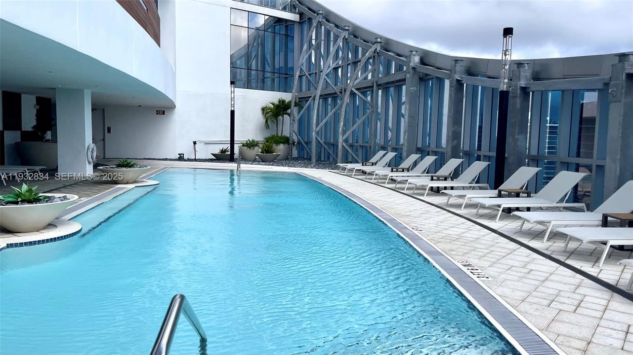 For Sale: $665,000 (2 beds, 2 baths, 1101 Square Feet)