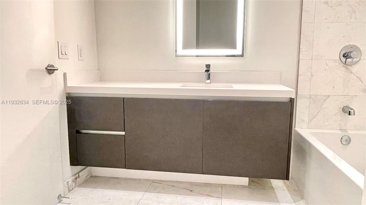 For Sale: $665,000 (2 beds, 2 baths, 1101 Square Feet)