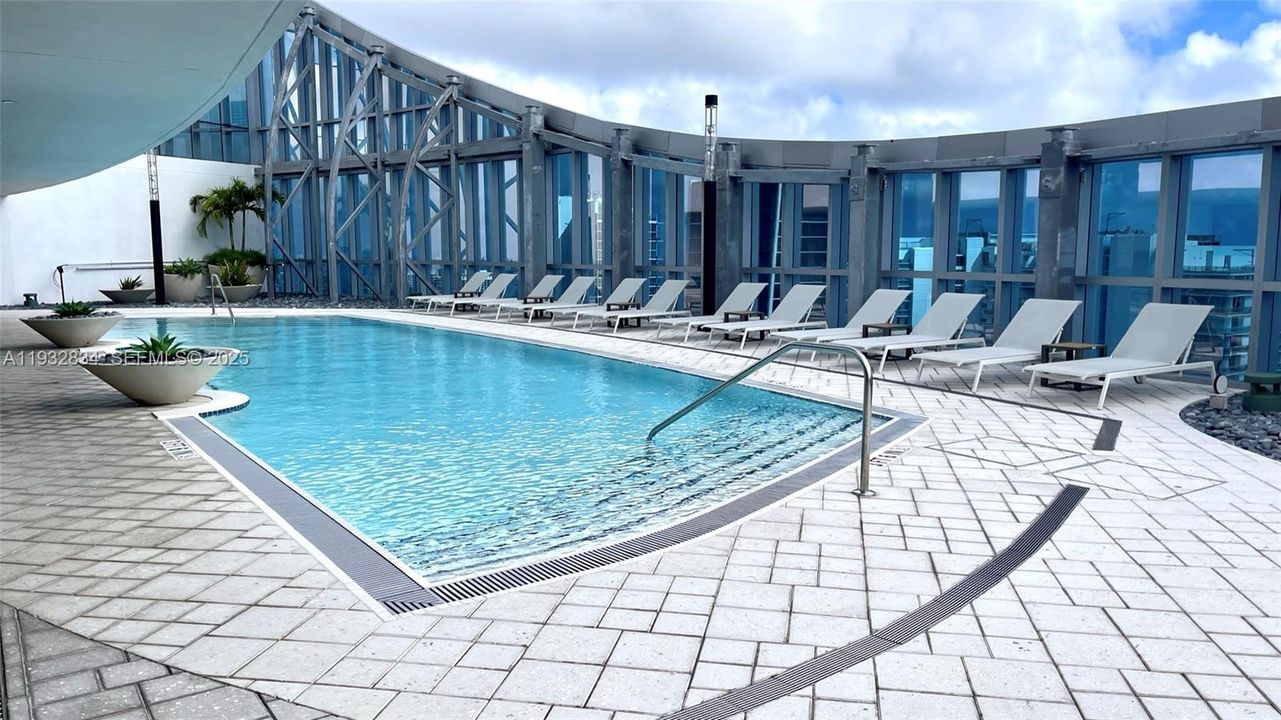 For Sale: $665,000 (2 beds, 2 baths, 1101 Square Feet)