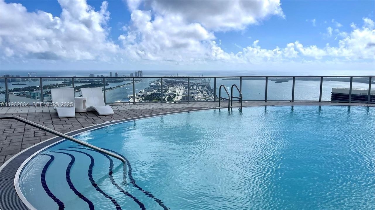 For Sale: $665,000 (2 beds, 2 baths, 1101 Square Feet)