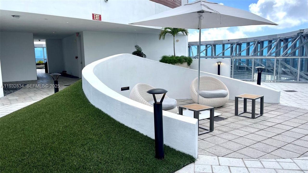 For Sale: $665,000 (2 beds, 2 baths, 1101 Square Feet)