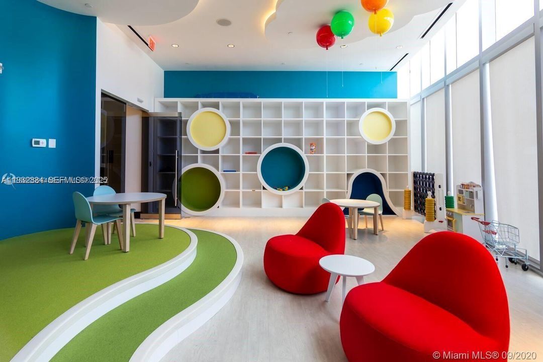 For Sale: $665,000 (2 beds, 2 baths, 1101 Square Feet)