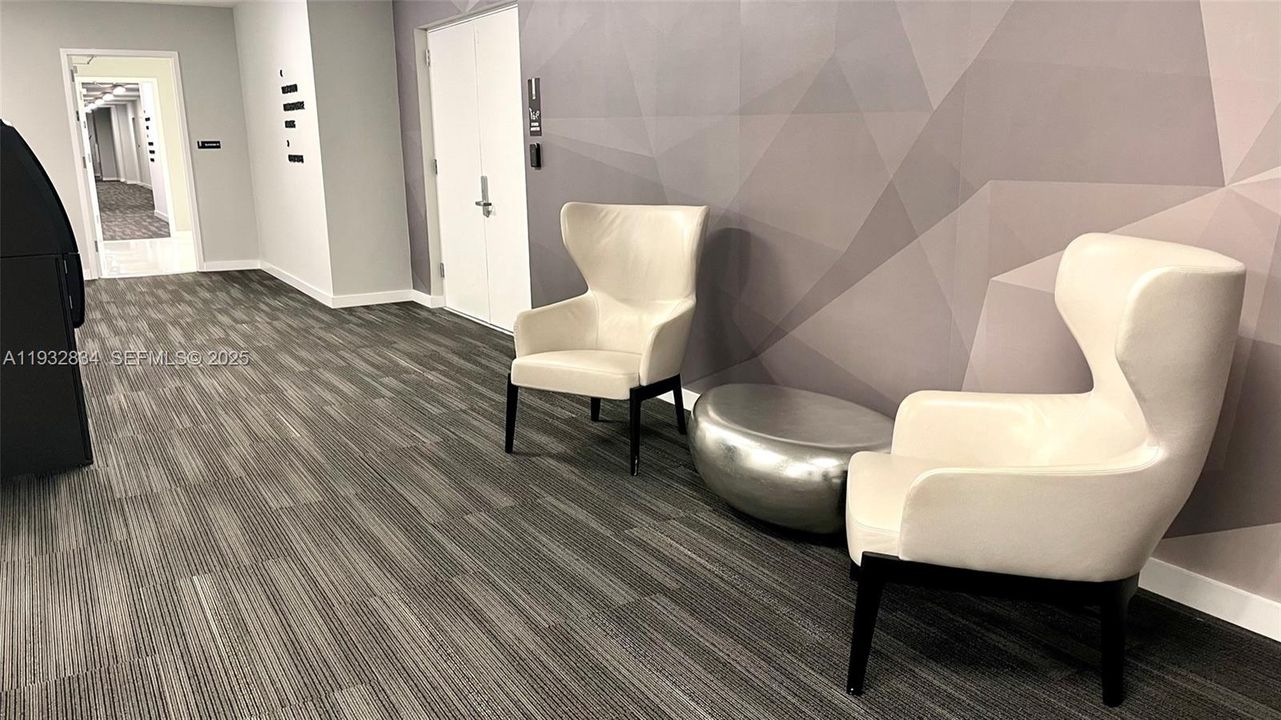 For Sale: $665,000 (2 beds, 2 baths, 1101 Square Feet)