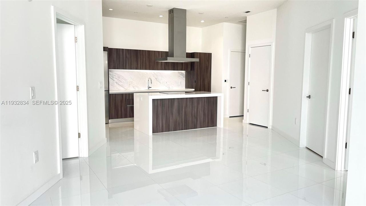 For Sale: $665,000 (2 beds, 2 baths, 1101 Square Feet)