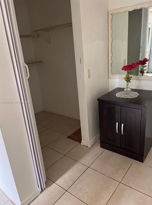 出租: $2,395 (2 贝兹, 1 浴室, 884 平方英尺)