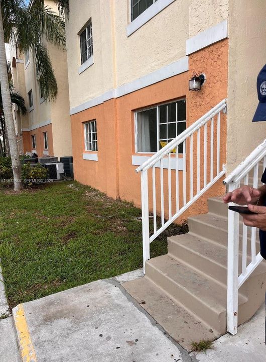 出租: $2,395 (2 贝兹, 1 浴室, 884 平方英尺)