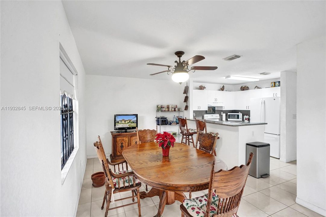 合同活跃: $485,000 (3 贝兹, 2 浴室, 1474 平方英尺)