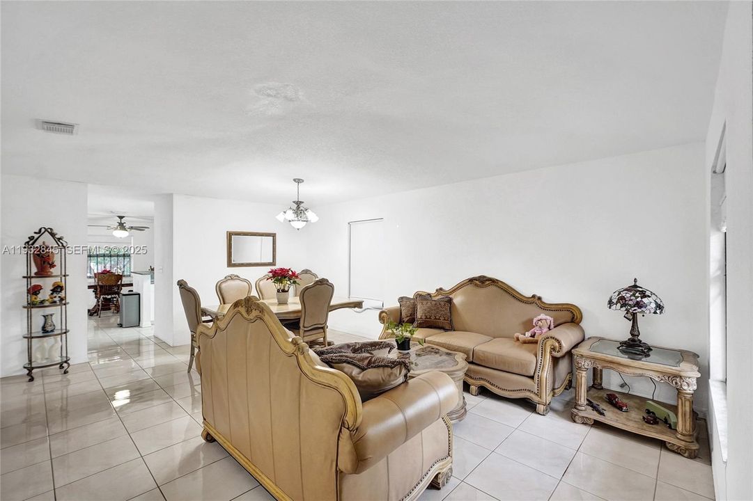 合同活跃: $485,000 (3 贝兹, 2 浴室, 1474 平方英尺)