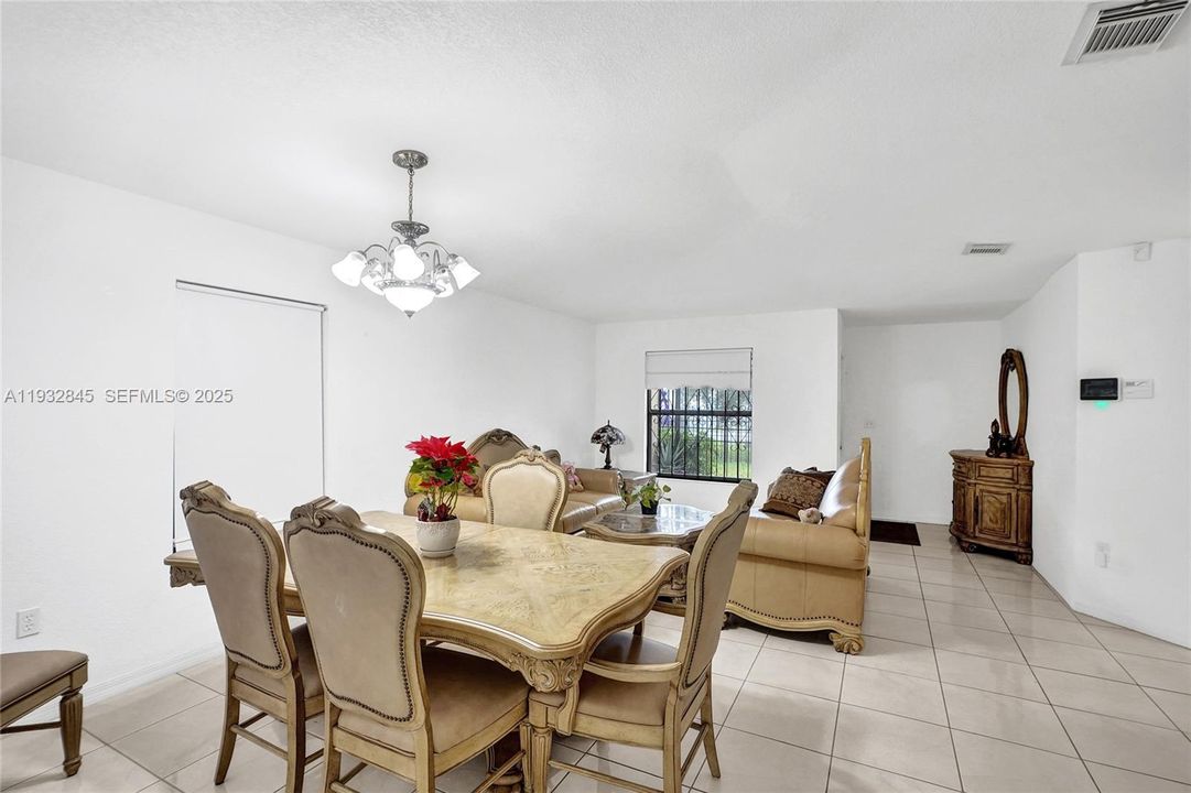 合同活跃: $485,000 (3 贝兹, 2 浴室, 1474 平方英尺)