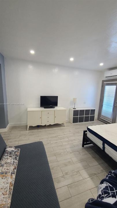 В аренду: $1,950 (0 спален, 1 ванн, 600 Квадратных фут)