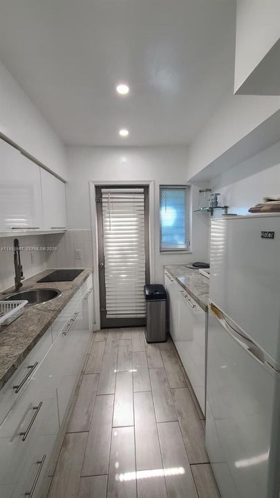 В аренду: $1,950 (0 спален, 1 ванн, 600 Квадратных фут)