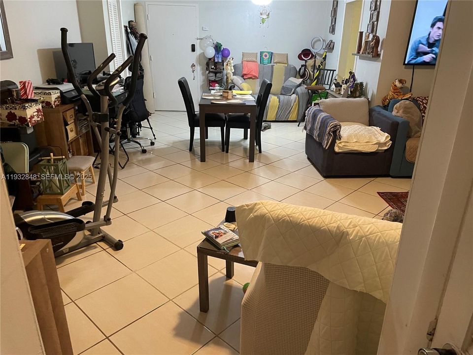 待售: $115,000 (1 贝兹, 1 浴室, 823 平方英尺)