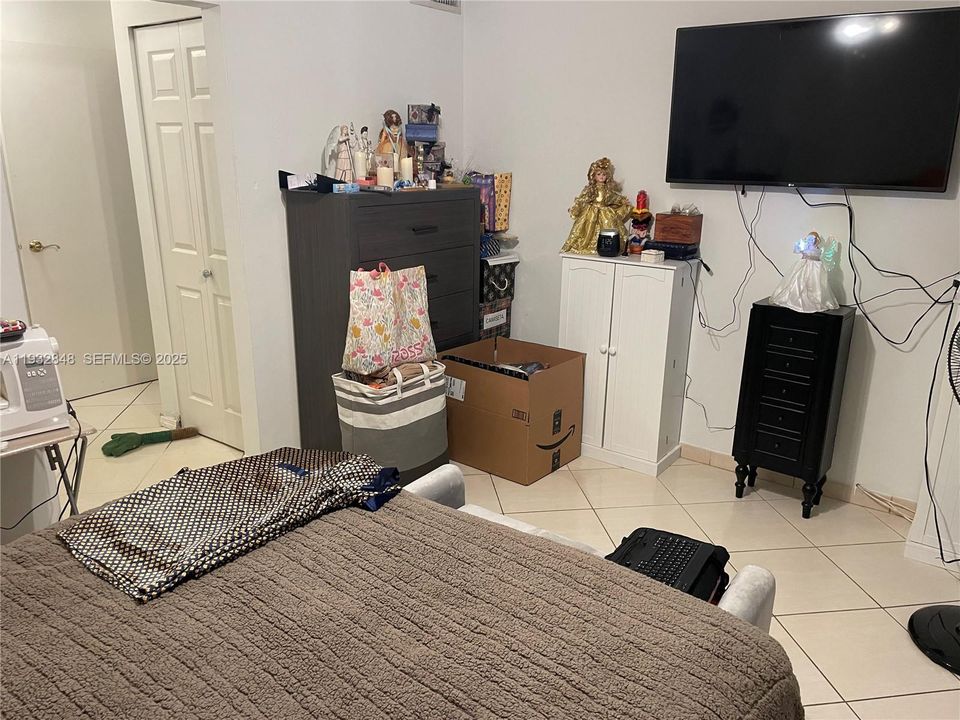 待售: $115,000 (1 贝兹, 1 浴室, 823 平方英尺)