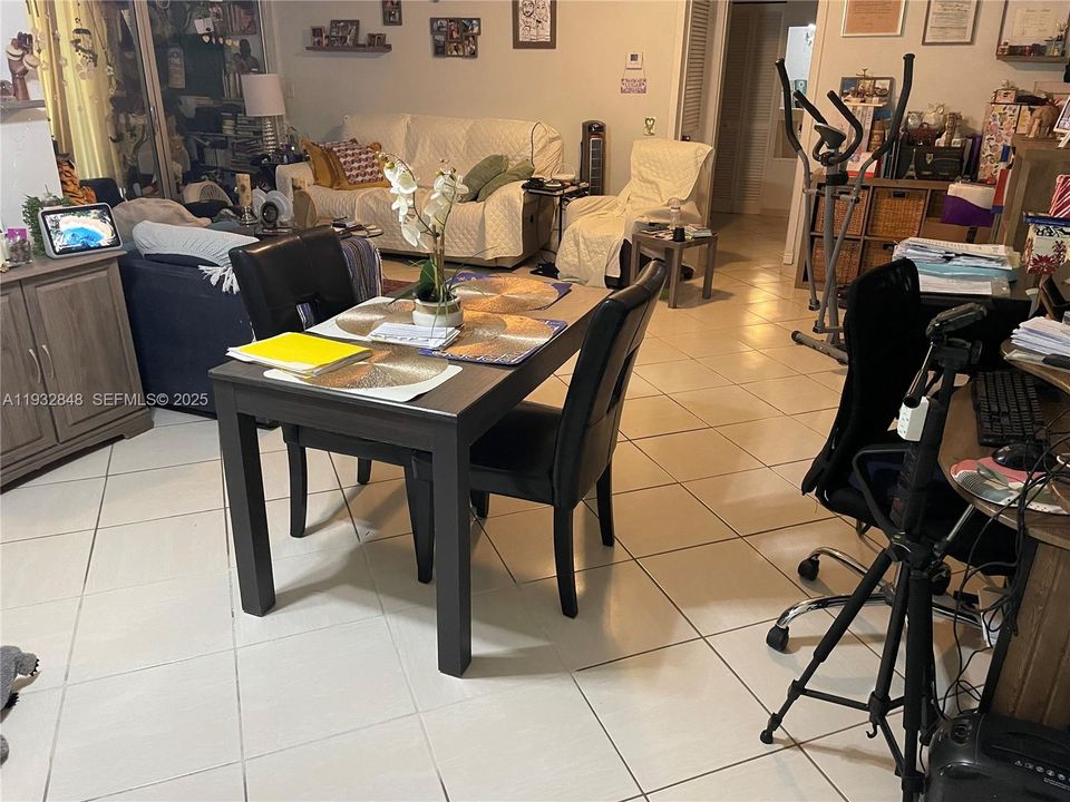 待售: $115,000 (1 贝兹, 1 浴室, 823 平方英尺)