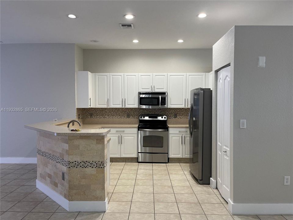 出租: $4,500 (4 贝兹, 3 浴室, 1909 平方英尺)