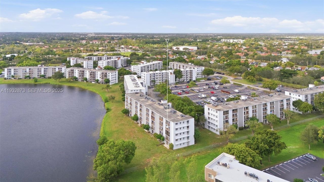 На продажу: $180,700 (2 спален, 2 ванн, 832 Квадратных фут)