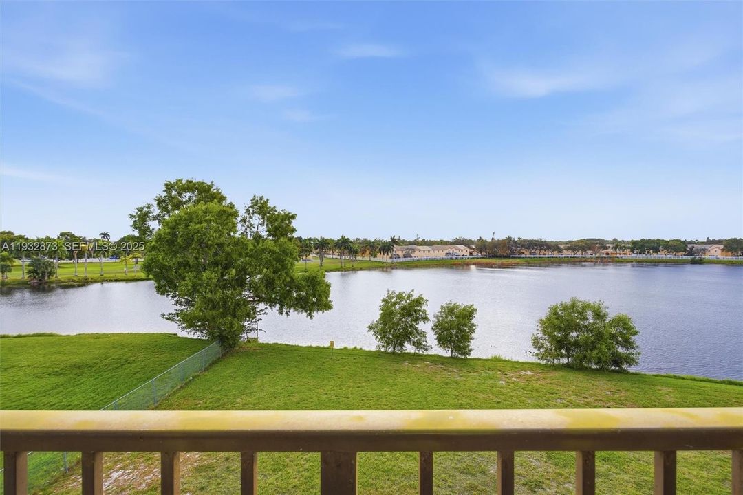 На продажу: $180,700 (2 спален, 2 ванн, 832 Квадратных фут)