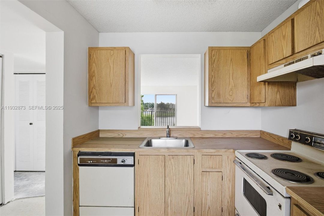 На продажу: $180,700 (2 спален, 2 ванн, 832 Квадратных фут)