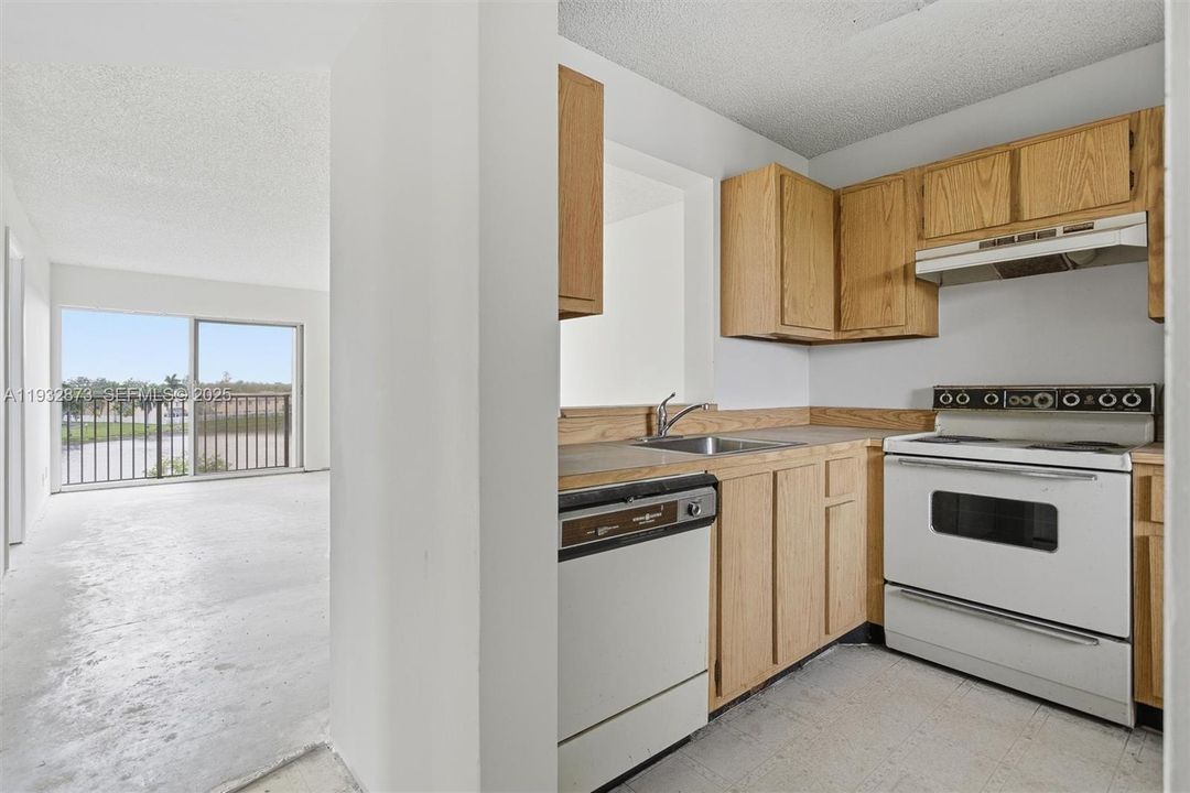 На продажу: $180,700 (2 спален, 2 ванн, 832 Квадратных фут)