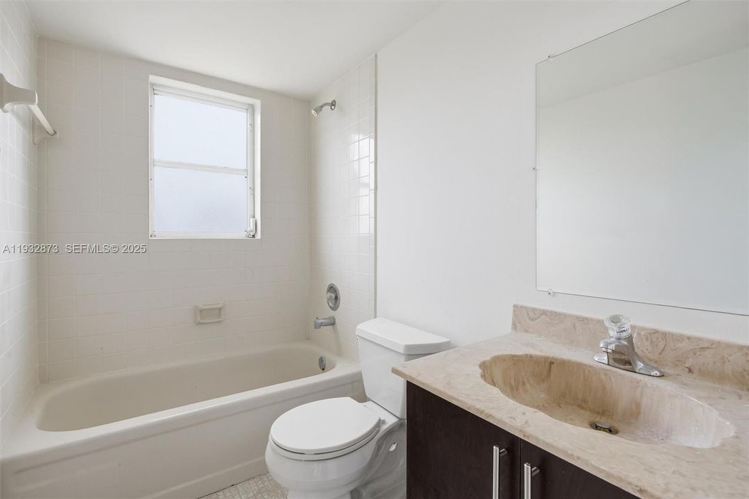 На продажу: $180,700 (2 спален, 2 ванн, 832 Квадратных фут)