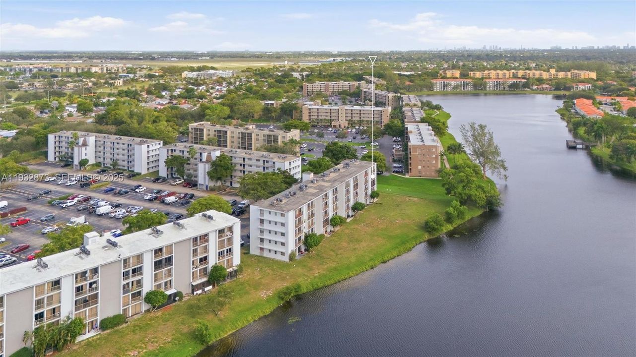 На продажу: $180,700 (2 спален, 2 ванн, 832 Квадратных фут)