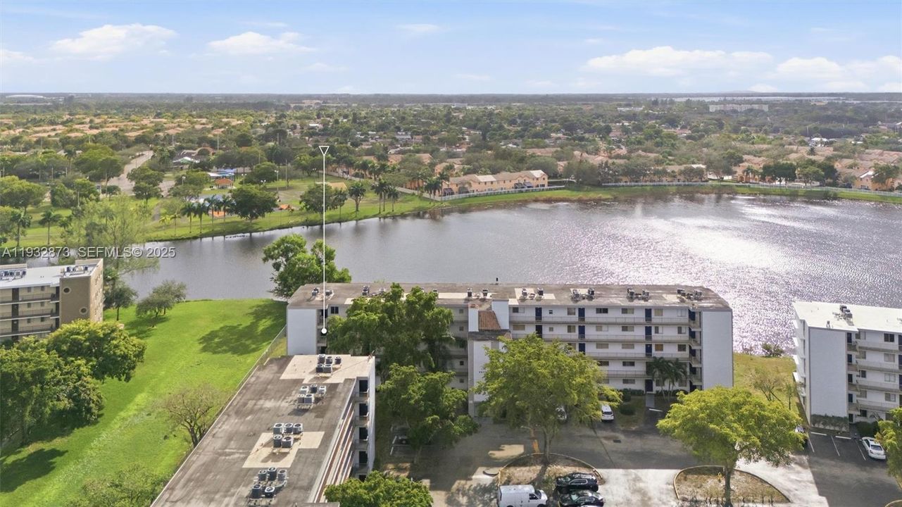 На продажу: $180,700 (2 спален, 2 ванн, 832 Квадратных фут)