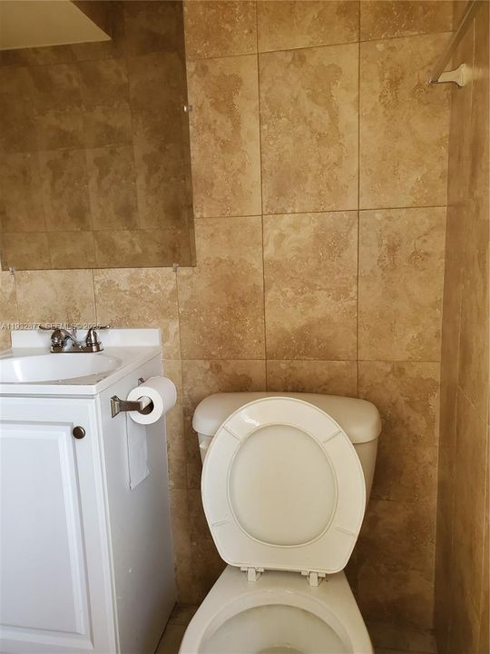 For Rent: $2,300 (2 beds, 1 baths, 800 Square Feet)