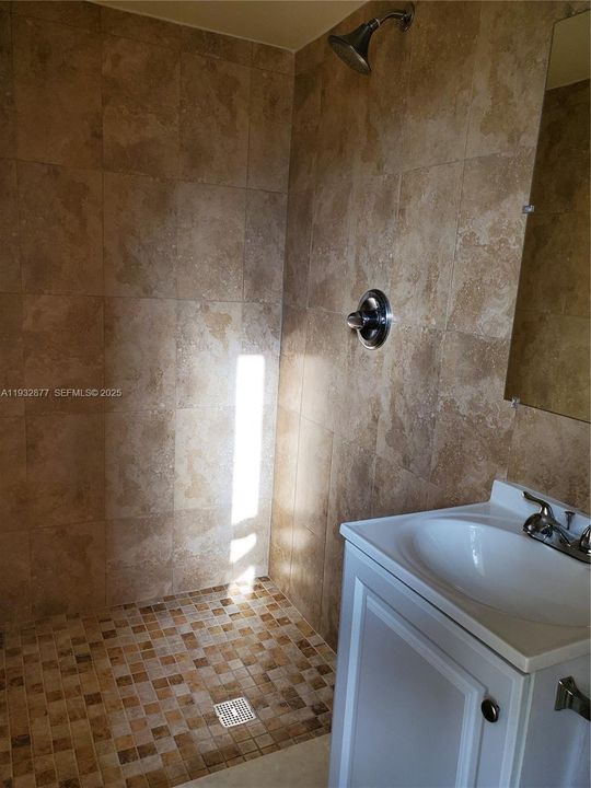 For Rent: $2,300 (2 beds, 1 baths, 800 Square Feet)