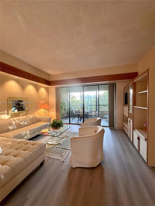 For Rent: $3,200 (3 beds, 3 baths, 1710 Square Feet)