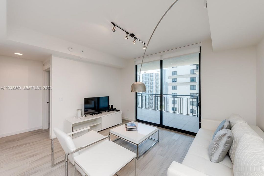 出租: $4,600 (2 贝兹, 2 浴室, 1384 平方英尺)