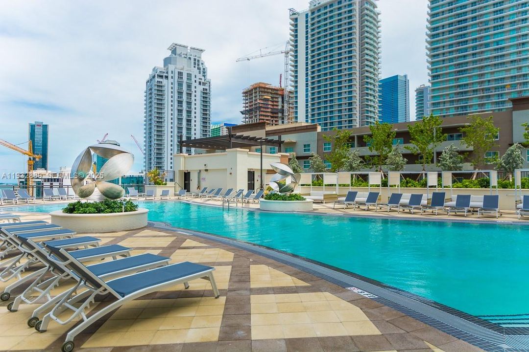 出租: $4,600 (2 贝兹, 2 浴室, 1384 平方英尺)