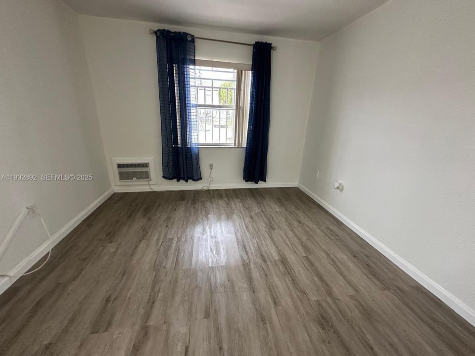 For Rent: $1,400 (0 beds, 1 baths, 500 Square Feet)