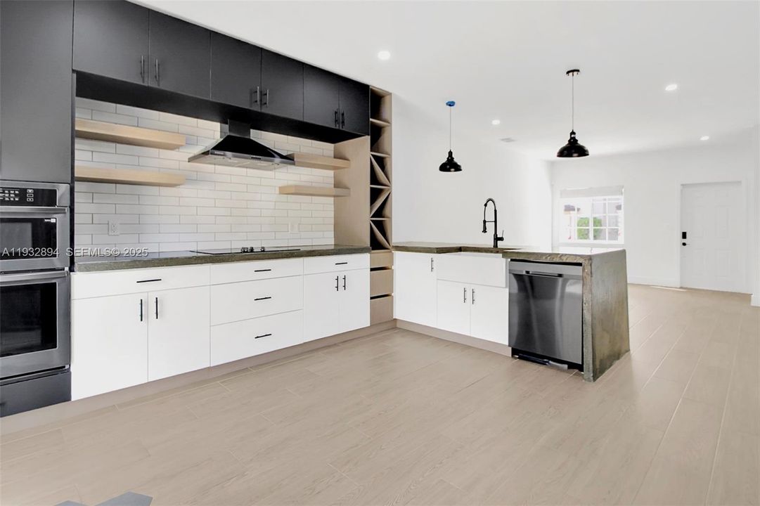 For Rent: $2,700 (2 beds, 2 baths, 1130 Square Feet)