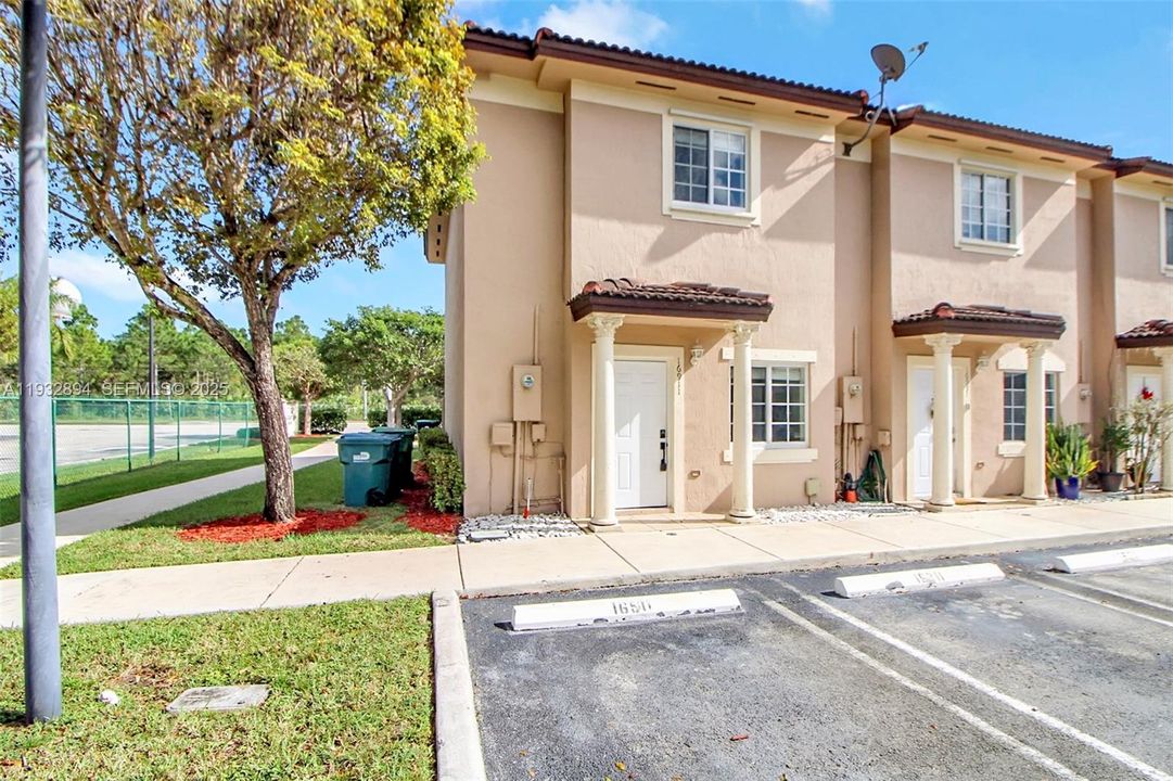 For Rent: $2,700 (2 beds, 2 baths, 1130 Square Feet)