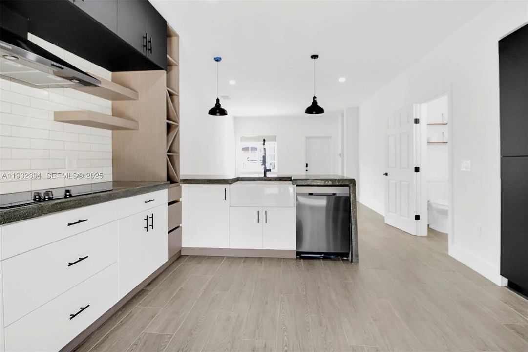 For Rent: $2,700 (2 beds, 2 baths, 1130 Square Feet)