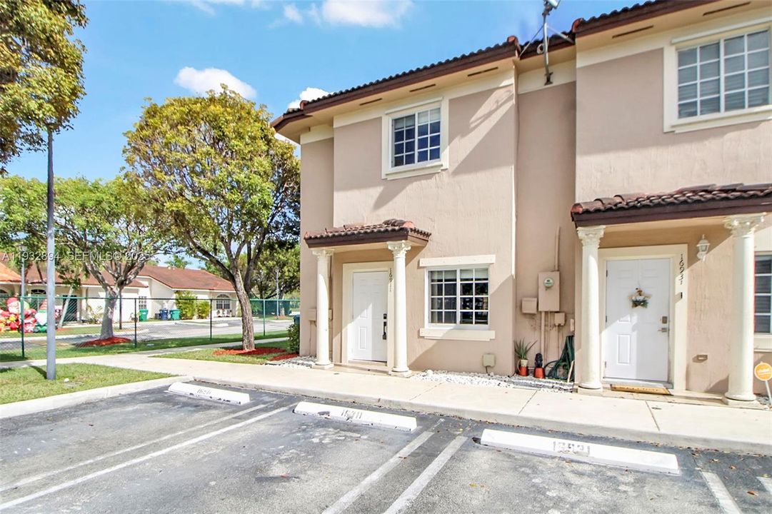 For Rent: $2,700 (2 beds, 2 baths, 1130 Square Feet)