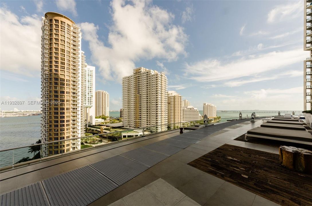 For Sale: $965,000 (2 beds, 2 baths, 1290 Square Feet)