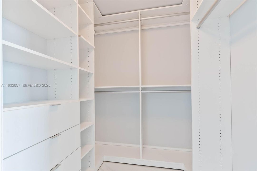 For Sale: $965,000 (2 beds, 2 baths, 1290 Square Feet)